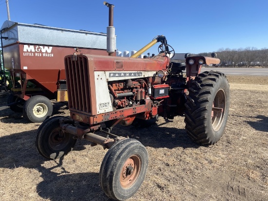 International 806 Tractor