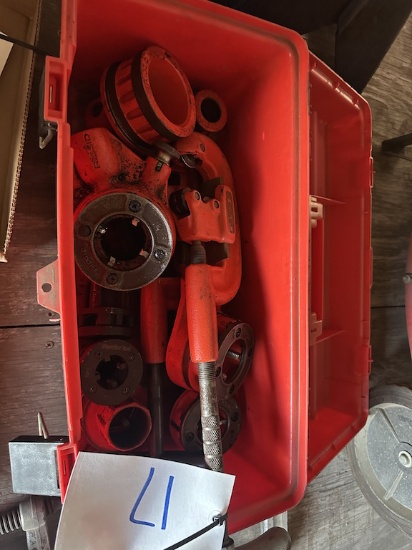 Rigid pipe threader die with heads