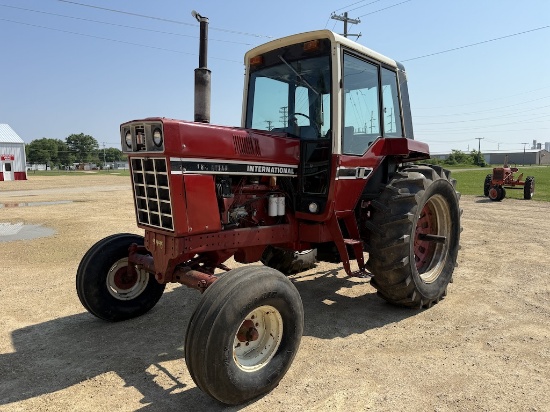 International 186 Hyrdo Tractor