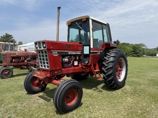 International 886 Tractor