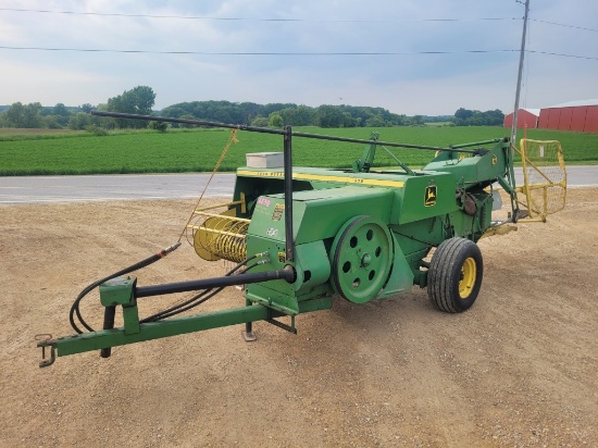 John Deere 336 Baler