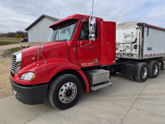 2007 Freightliner Day Cab Semi-Tractor