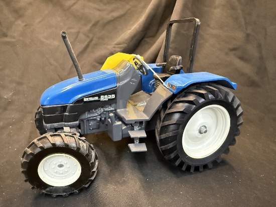 Scale Models New Holland 5635 Tractor