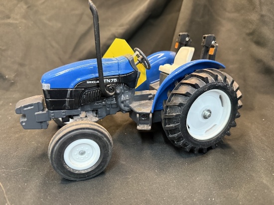 Ertl New Holland TN75