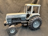 Ertl White 2-135 Field Boss