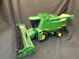 Ertl John Deere 9500 Combine w/ bean header