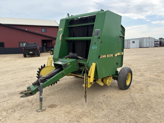 John Deere 335 Baler