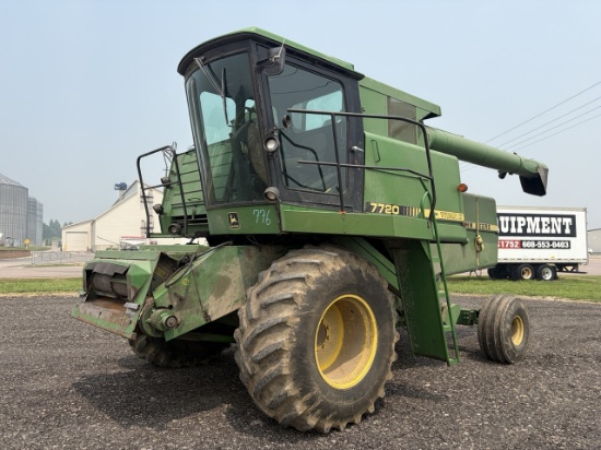 John Deere 7720 Titan II Combine