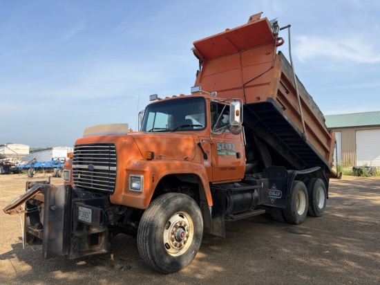 1996 Ford LT9000 Dump Truck w/ Plows