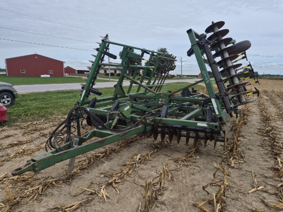 John Deere 924 Soil Finisher