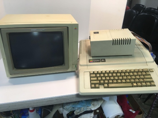 Vintage APPLE IIe computer (keyboard, monitor, external drive)