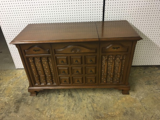 Vintage ZENITH console AM/FM stereo (model D922) & turntable