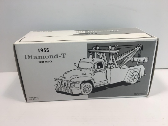 FIRST GEAR die cast 1/34 scale 1955 DIAMOND T Tow Truck(#19-1882 Diamond Tow Service)