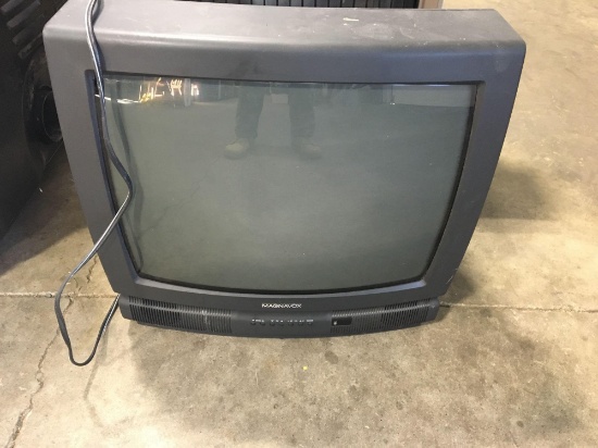 MAGNOVOX 19? TV(model PS1952 C121)