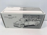 FIRST GEAR die cast 1/34 scale DIAMOND T tow truck(DIAMOND-T SERVICE 19-1882)