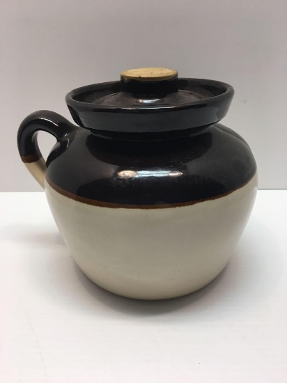 Stoneware/pottery handled crock/cookie jar with lid