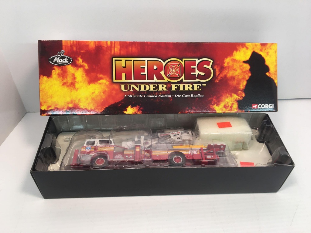 CORGI Heroes Under Fire die cast metal MACK CF TOWER LADDER fire trick(MAHANOY CITY PA)