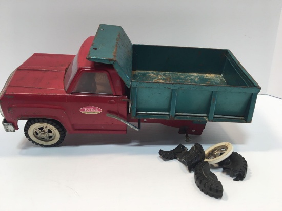 Vintage TONKA pressed metal dump truck(back tire needs repair)