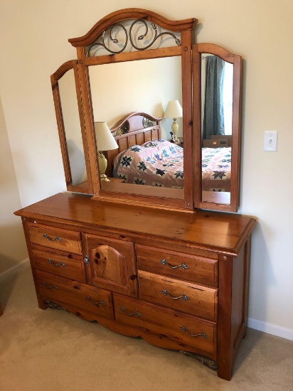 VAUGHAN furniture dresser/attatched mirror(matches lots 1,3,4)