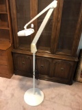 Lighted magnifying glass/stand