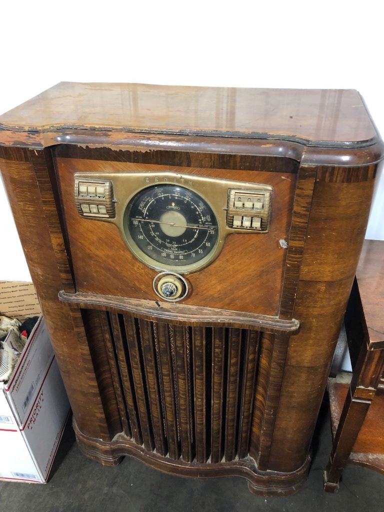 Vintage ZENITH (circa 1940's) floor model radio | Art, Antiques &  Collectibles Collectibles Vintage & Retro Collectibles | Online Auctions |  Proxibid