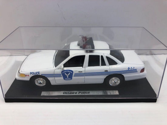 Die cast OTTAWA-CARLETON POLICE CAR/display case