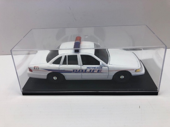 Die cast model POTTSVILLE POLICE car/display case