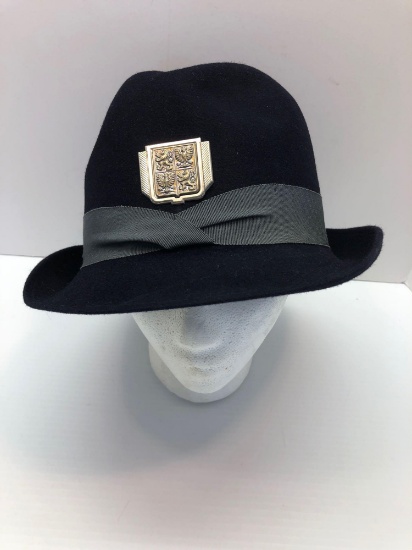 Vintage CZECH REPUBLIC female duty CZECH STATE POLICE hat/metal insignia