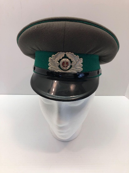 Vintage obsolete EAST GERMAN POLICE visor hat/metal insignia