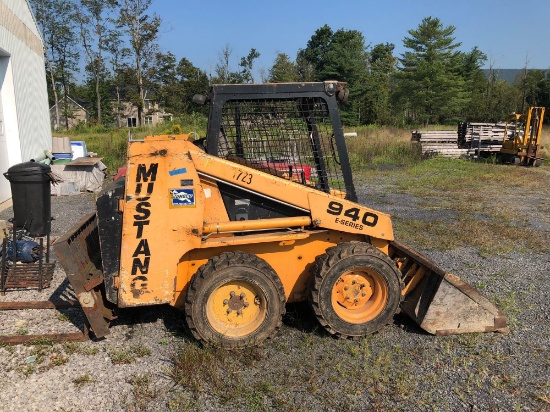 MUSTANG 940 E-SERIES skid loader/xtra set forks along with bucket;see video