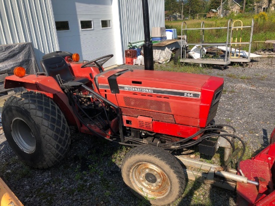 INTERNATIONAL 244 tractor/front end push blade(2448 hours)(See video)