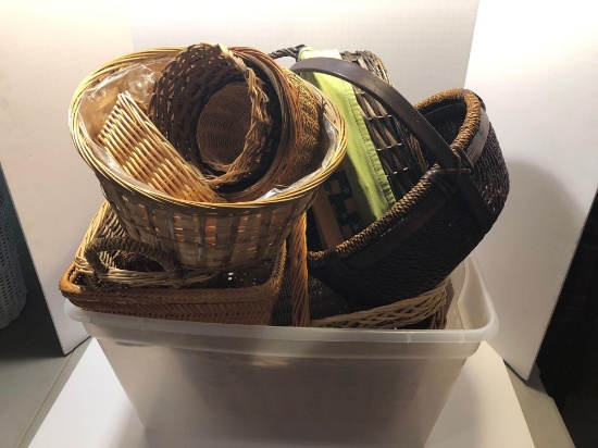 Wicker baskets/tote and lid