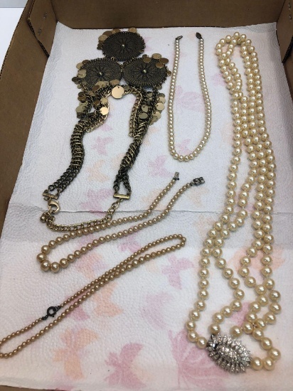 Costume jewelry (necklaces,pearls)