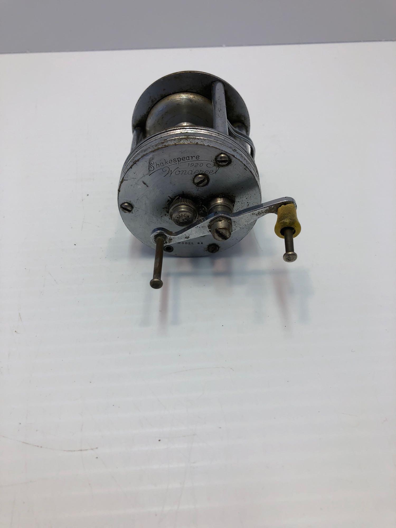 Sold at Auction: SHAKESPEARE BWS 700 SPIN REEL W/ 7' 6 ROD
