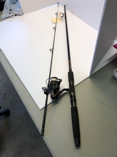 SHAKESPEARE UGLY STIK 6'6" fishing rod/MITCHELL 530 fishing reel