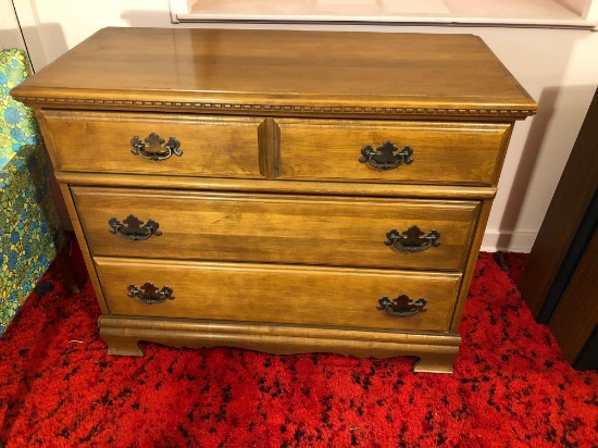 Vintage wooden dresser/chest of drawers
