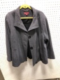 Women's MERONA winter coat(size unknown;has a tag that says 3)