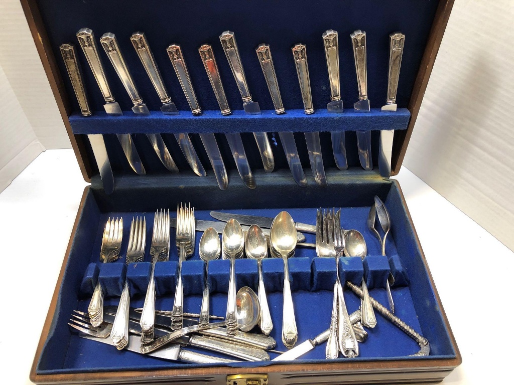 Holmes & Edwards inlaid super plate flatware & case