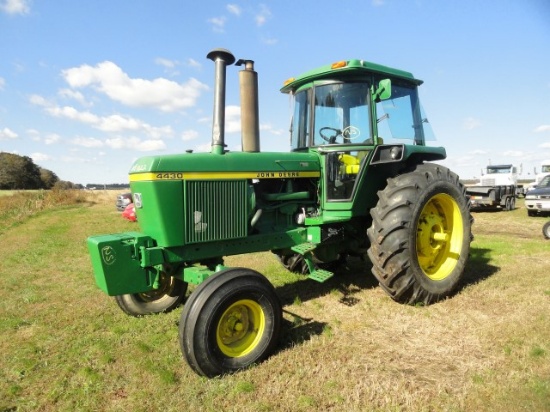 #1022 JOHN DEERE TRACTOR 4430 8073 HRS WITH CAB ALL WINDOWS GOOD PAINT GOOD