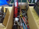 BOX LOT OF HAND TOOLS TO INCLUDE WORK LIGHTS PLIERS SCREWDRIVERS AND MORE