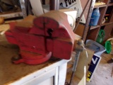 SMALL BENCH VISE