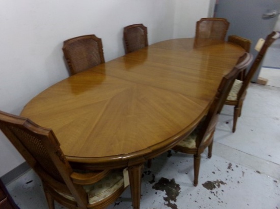 DINING ROOM BY HENREDON WITH 2 LEAVES AND 4 SIDE CHAIRS AND 2 ARM CHAIRS AN
