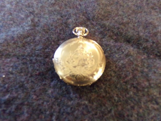 ELGIN GOLD POCKET WATCH ENGRAVED WITH CHURCH SCENE: MISSING CRYSTAL