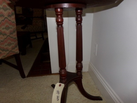 DUNCAN PHYFE 20TH CENTURY STYLE CLAW FOOTED END TABLE
