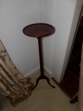 20TH CENTURY QUEEN ANNE CANDLE STAND