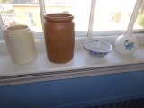 MIXED LOT OF STONEWARE PORCELAIN GLASS INCLUDING LAMP