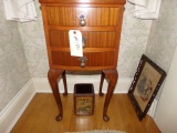 3 DRAWER MAHOGANY QUEEN ANNE NIGHT STAND