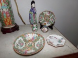 SMALL GROUP OF CHINESE PORCELAIN INCLUDING FAMILLE ROSE AND SNUFF BOTTLES