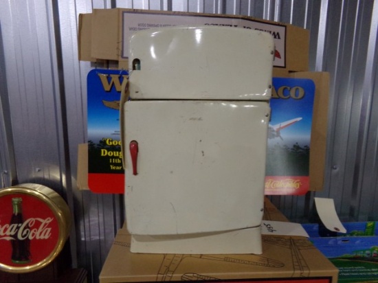ANTIQUE TOY REFRIGERATOR BY WOLVERINE APPROXIMATELY 13 INCH BY 8 INCH
