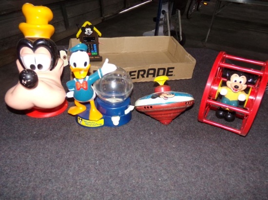 BOX LOT TO INCLUDE GOOFY PLASTIC BANK DONALD DUCK GUMBALL MACHINE MICKEY MO